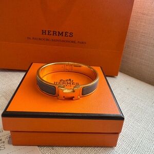 Elegant Hermès Clic H bracelet in grey/gold. Comes with box, bag & receipt